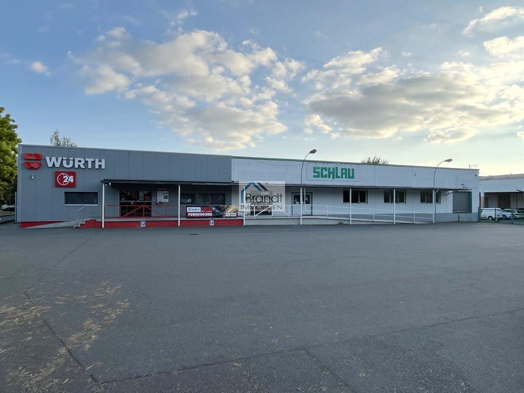 Halle mit 2550 m² Lager-/Verkaufsfläche, wovon 750 m² langfristig an die Firma Würth vermietet sind